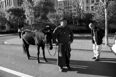 昨天上午，王先生牽著馬準備返回馬場。